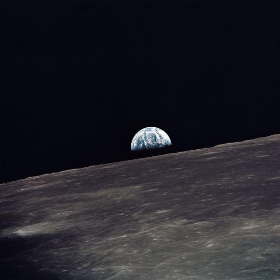 восход Земли над лунным горизонтом, сфотографировано экипажем &quot;Аполлона-10&quot;.