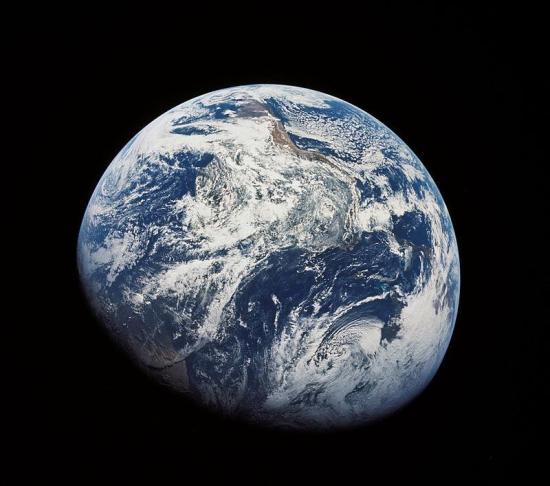 Земля с расстояния 30000 км. Первая полная фотография Земли, снятая живым человеком.