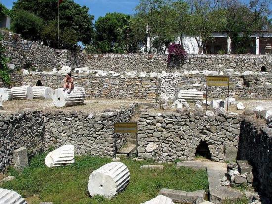 Развалины мавзолея (Будрун, Турция).