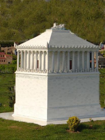 Реконструкция мавзолея в Галикарнасе, современная модель.