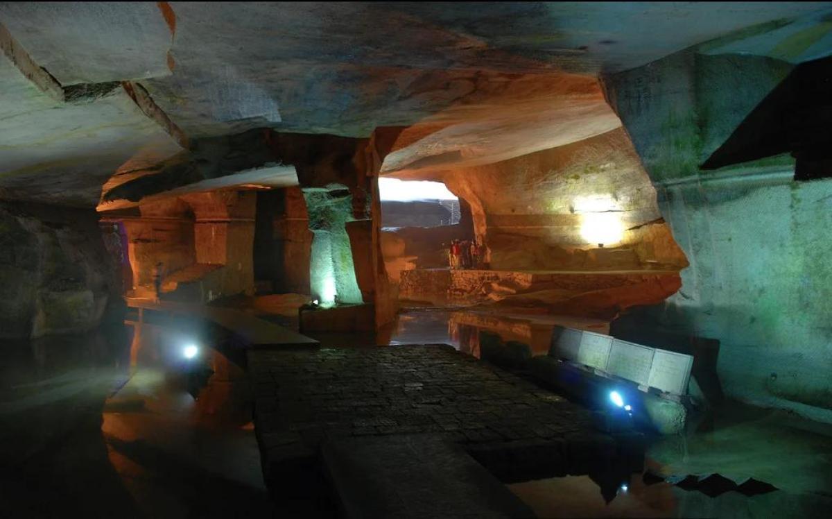 Ancient cave. Пещеры Хуашань в Китае. Гроты Лонгью в Китае. Пещера Хуаншань Китай. Пещеры Хуашань и Лонгью.