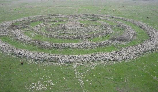 Памятник Руджм эль-Хири, что означает «каменная куча дикой кошки» или известный как Гилгал Рефаим, что на иврите означает «Колесо великана», имея в виду библейскую расу гигантов.