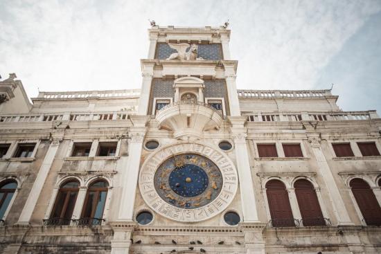 Часы с изображением знаков зодиака (площадь Сан-Марко, Венеция).