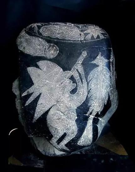 На этом камне Ики изображён человек в головном уборе, наблюдающий за кометой в телескоп.