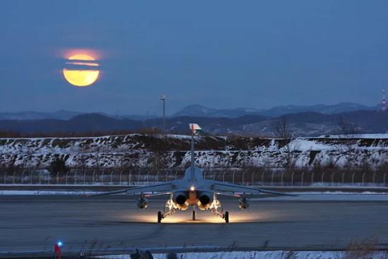 Японский самолет Kawasaki T-4 на авиабазе Читосе (2013).