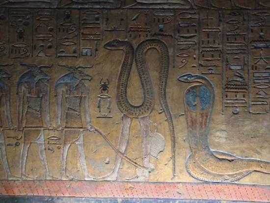 Змея на двух человеческих ногах на древнеегипетской фреске. Кого она изображает?