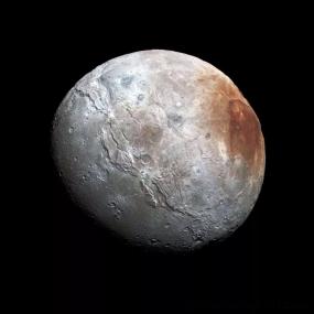 Почему у спутника Плутона Харона красное пятно на северном полюсе?