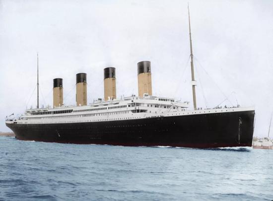 «Титаник» выходит из Саутгемптона в первый и последний рейс.