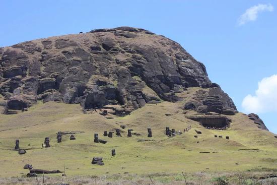Каменоломня и статуи на склоне Рано Рараку.