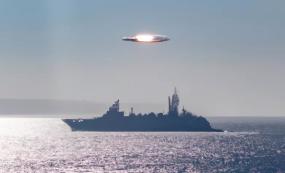 Огромный НЛО завис над кораблем ВМС США во время тайфуна