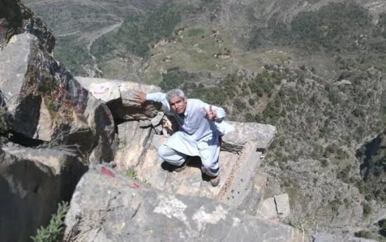 Трон Соломона представляет собой естественную платформу на склоне отвесной скалы в Белуджистане, Пакистан.