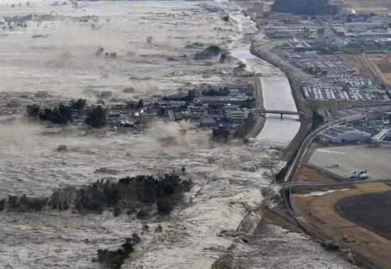 Ударная волна цунами 2011 года в Японии.