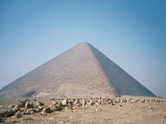 Розовая пирамида в Египте.