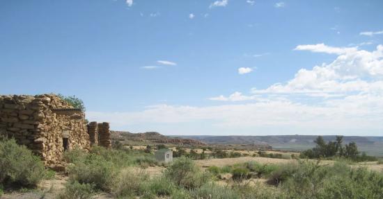 Каменный дом и пейзаж деревни хопи Ораиби в северной Аризоне.