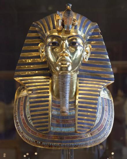 Золотая погребальная маска древнеегипетского фараона 18-й династии Тутанхамона.
