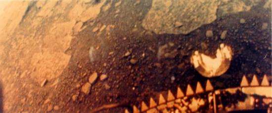 Цветное фото поверхности Венеры, выполненное камерой спускаемого аппарата АМС «Венера-13».