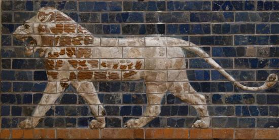 Скульптурный рельеф льва на Тропе процессий.