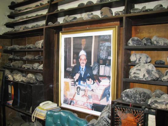 Рабочий кабинет и портрет Хавьера Кабрера в музее камней в Ике