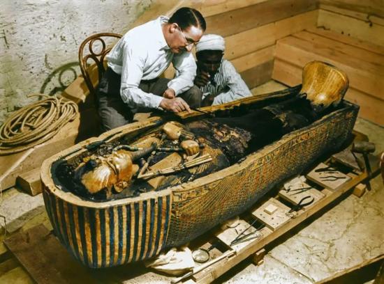 Говард Картер у саркофага Тутанхамона.
