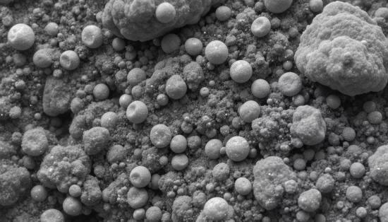 Микроскопическое изображение частиц космической пыли и сферул из океанических отложений