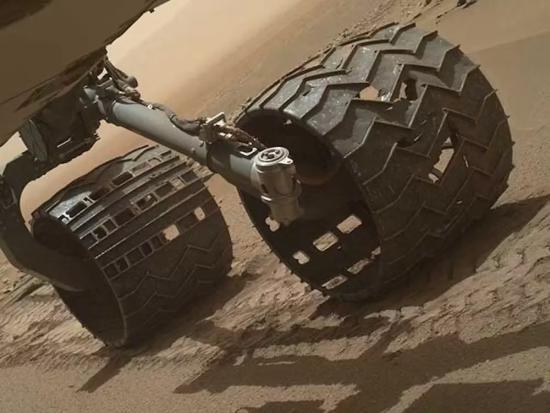 Колеса марсохода Curiosity за годы эксплуатации получили повреждения, в результате чего от них остались небольшие кусочки алюминия.