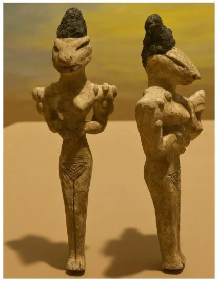 Убейдская фигурка матери-рептилоида с младенцем.