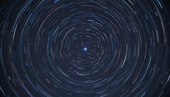 Круги времени: Полярная звезда в центре вращения неба.