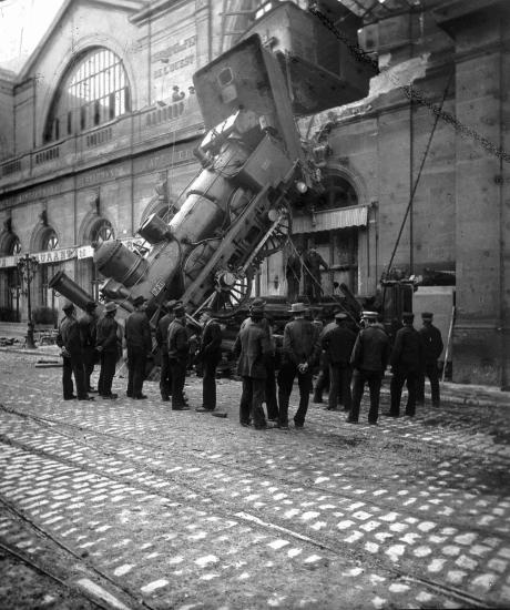 Толпа зевак у места крушения поезда на вокзале Монпарнас в 1895 году