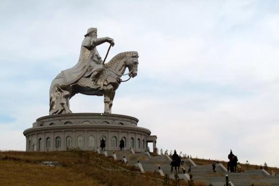 Памятник Чингисхану в Монголии