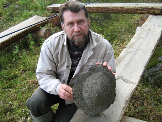 А. Попов с одной из обнаруженных «кам...