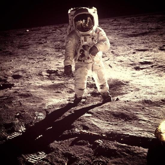 Астронавт на Луне.