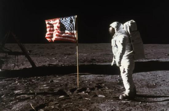20 июля 1969 года; Луна, Море Спокойствия, Базз Олдрин, американский флаг.