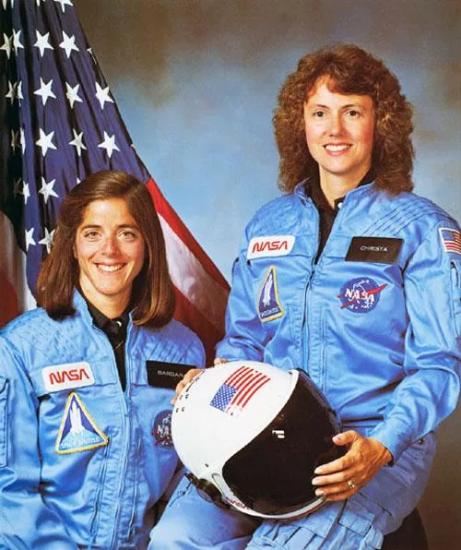 Барбара Морган и Криста Маколифф. Официальная фотография НАСА.