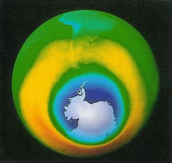 Это изображение озоновой дыры над Антарктидой составлено по данным, полученным в октябре 1999 года орбитальным спектрометром для глобального картографирования озонового слоя TOMS.