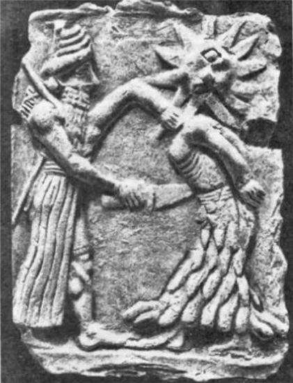 Нибиру (в вавилонском варианте -Мардук) поражает богиню хаоса Тиамат