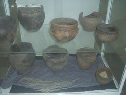 Аркаим во время раскопок; керамика бронзового века (находки Аркаима)