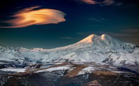 Эльбрус на Кавказе - спящий вулкан