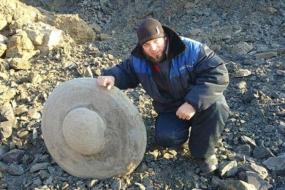 В сибирской земле на глубине 40 метров обнаружен объект, напоминающий летающую тарелку
