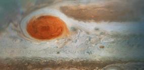 Большое красное пятно на Юпитере изменяется со временем