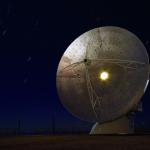 Одна из радиоантенн, установленных на территории комплекса Atacama Large Millimeter Array.