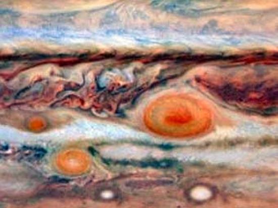 Три красных пятна на Юпитере. Изображ...