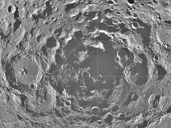 Темное пятно в центре – кратер Шеклто...