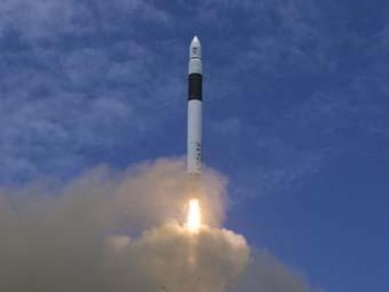 	  Взлет ракеты Falcon 1. Фото с сайт...