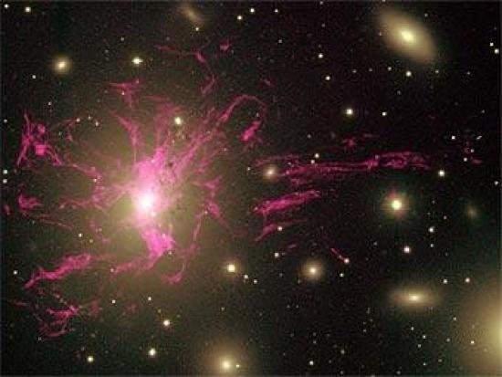Галактика NGC 1275 в скоплении галакт...