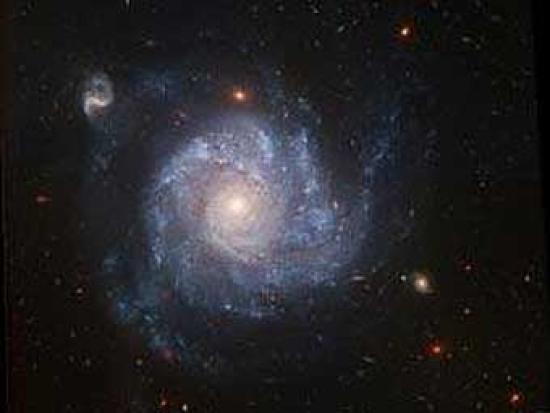 Галактика NGC 1309, содержащая большо...