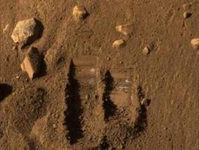 Марсианский зонд "Феникс" провел анализ почвы на наличие солей