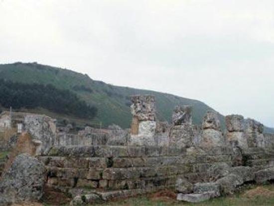 	  Руины храма Ники в Гимере. Фото с ...