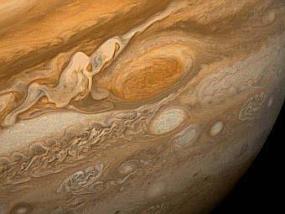 Большое красное пятно Юпитера уменьшается в размерах