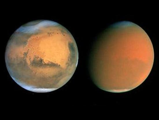 	  Слева изображение Марса в июле 200...