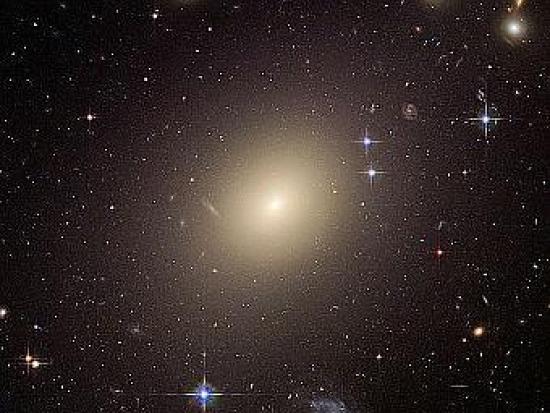  Эллиптическая галактика ESO 325-G004...